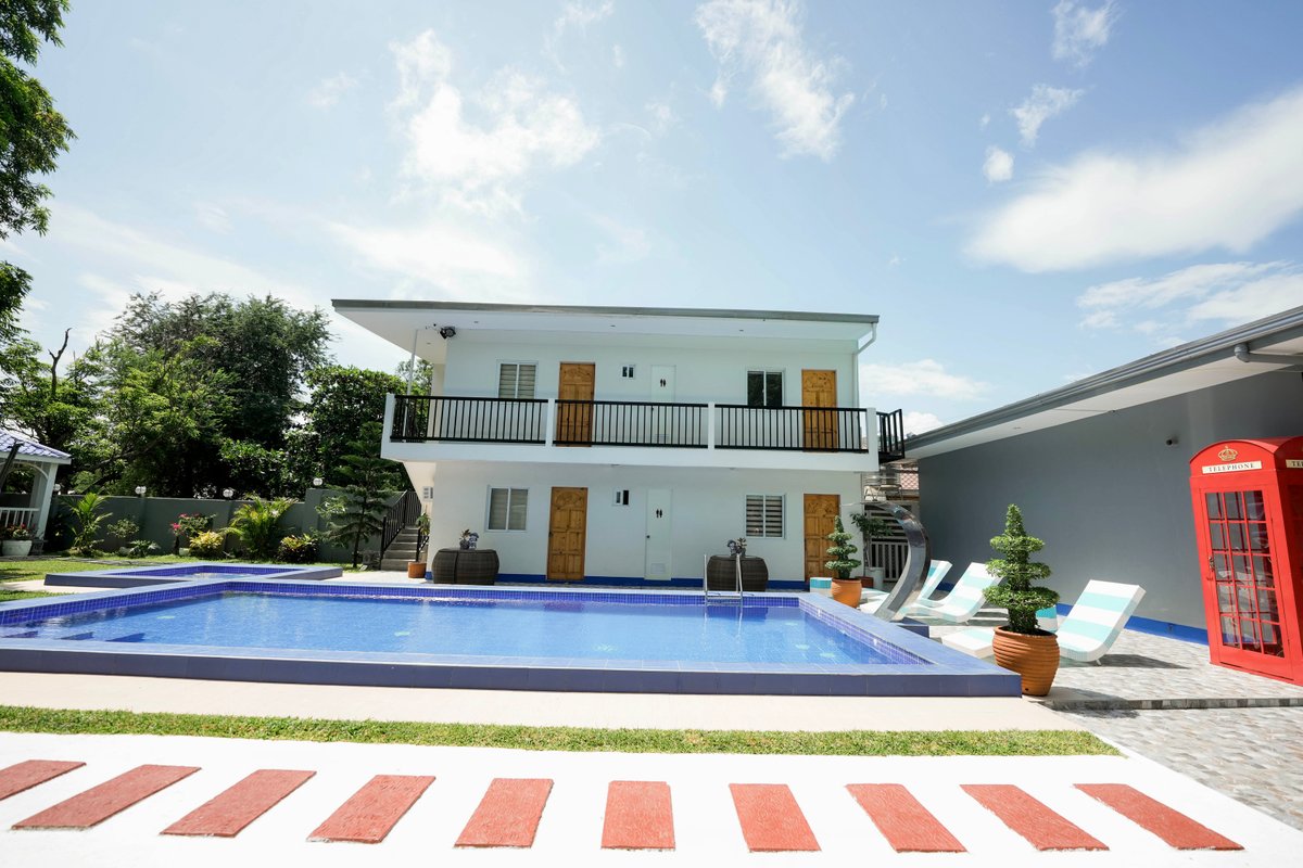 Private pool and guest house at Valley O'Ville